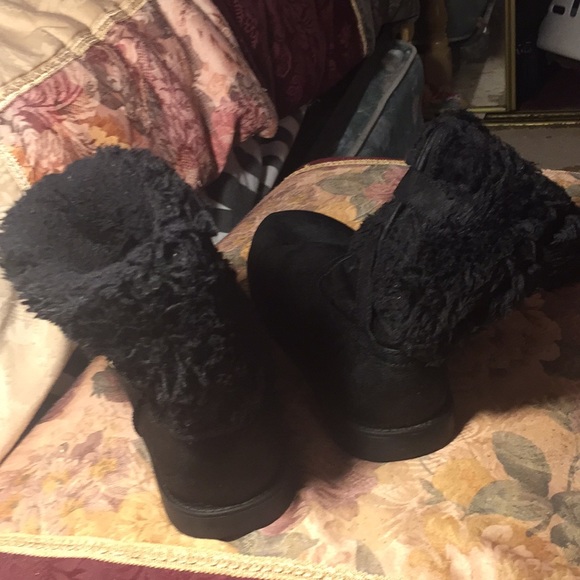 I am selling guess shoes and aren’t they stylish - Picture 2 of 5